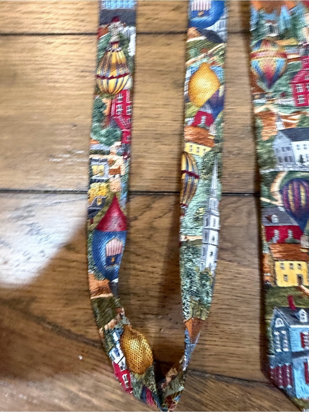 Van Heusen America Scenic Hot Air Balloon Silk Tie in Red, Blue, Yellow, Green - Picture 6 of 11